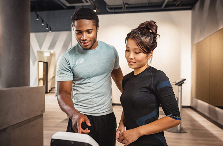 surge mann und Frau Fitness Training