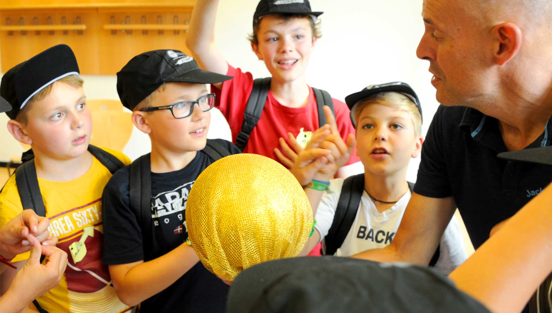 Jungen mit Kappen im Workshop Agenten auf dem Weg
